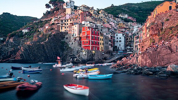 Weiße und rote Boote auf dem Wasser